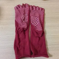 赤い滑り止め付きヨガソックス