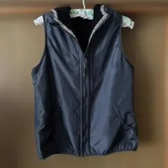 フード付き黒ベスト