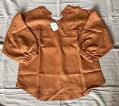 新品　ツヤあり　抜襟　Ｖネックブラウス　ぽわん袖　大人かわいい　きれいめのサムネイル
