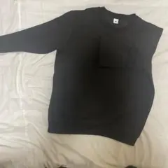 黒いリブ編み長袖トレーナー