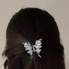 蝶の形状のシルバー ヘアクリップ