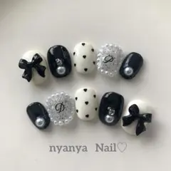 お色変更＆サイズ変更無料♪ ベリーショート　モノクロリボンのキラキラハートネイル