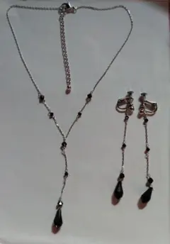 シルバー色のY字型ネックレスとイヤリングセット