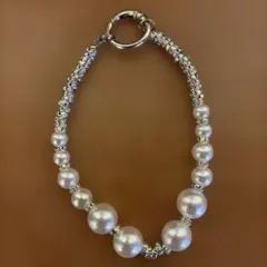 パールと金属ビーズのストラップ