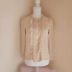 pour la frime ベージュのとても上品なブラウスのサムネイル