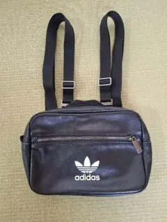 adidas トレフォイルロゴ バッグ 黒　リュック