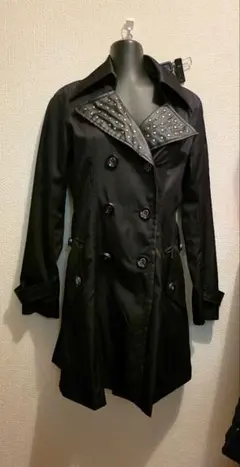 スタッズ付きブラックトレンチコート