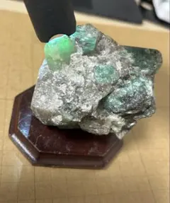エメラルド 原石 母岩付き 鉱物標本 パイライト共生 - メルカリ