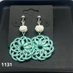 ハンドメイド【水引】イヤリング　白ラメ×エメラルドグリーン