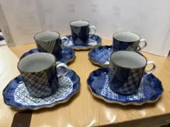 青い幾何学模様のカップ・ソーサーセット