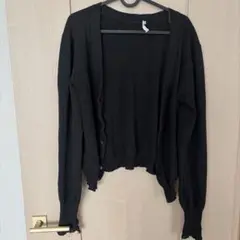 ズッカボタン付き黒カーディガン