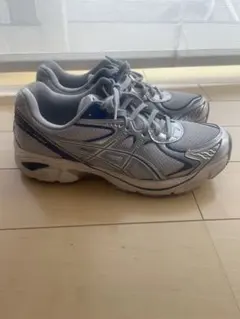 限界値下げ期間限定価格、美品ASICS ランニングシューズ シルバー/ブルー