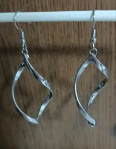 シルバー色ツイストデザインピアス