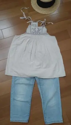 ピンクベージュ刺繍キャミチュニックとZARAのカジュアルなデニムパンツのセット