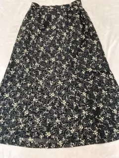 6枚ハギ　黒と白の花柄フレアスカート