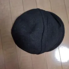 黒いベレー帽 刺繍ロゴ付き