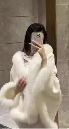 即決で今なら3000円 ホワイトファー付きポンチョ・ケープコート