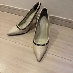 美品 CHARLES & KEITH パンプス ホワイト 36のサムネイル