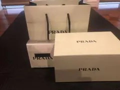 PRADA ハンドクリーム ギフトボックス、ショッパー、ファンデサンプル付
