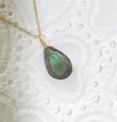 ラブラドライトのネックレス　天然石　ゴールド　ペンダント　ワイヤー