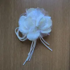 ホワイト花モチーフコサージュ
