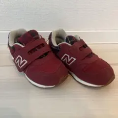 New Balance 赤いベビーシューズ