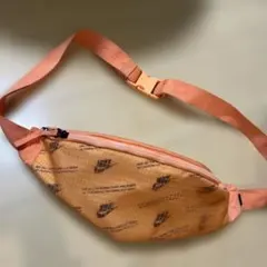 NIKE オレンジ ロゴプリント ボディバッグ