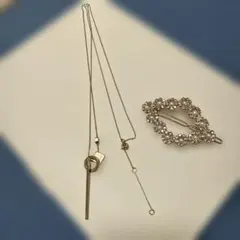 ゴールドネックレス×1、ゴールドヘアアクセサリー×1