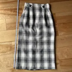 ツイードチェックスカート　タイトスカート　ナチュラルビューティーベーシック　紺