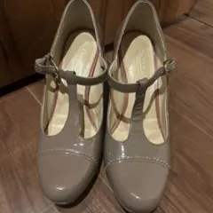 グレーベージュ エナメル Tストラップパンプス