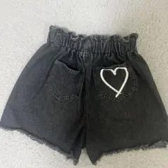 ブラックデニムハーフパンツ ハート刺繍付き　150