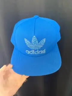 adidas キャップ 青　フリーサイズ（54-57cm）