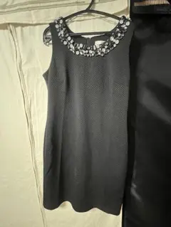 ビジュー付きブラックタイトドレス