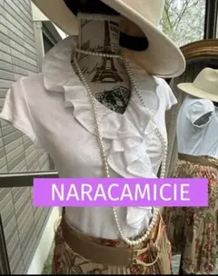 綺麗なお姉さんのナラカミーチェフリルトップスのサムネイル