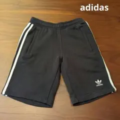 adidas スウェットハーフパンツ　刺繍ロゴ　ブラック