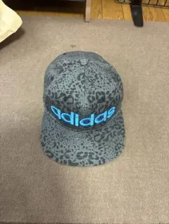 adidas ヒョウ柄キャップ グレー/ブルー