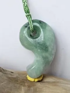 アイス 緑色 翡翠勾玉