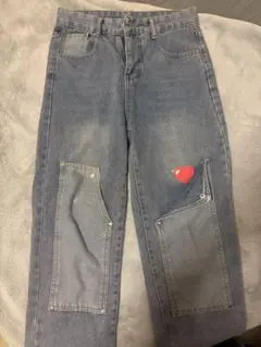 ハート刺繍付きライトブルーデニムパンツ