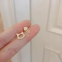 ピアス 18K 猫 魚 アシンメトリー CZダイヤ ピアス