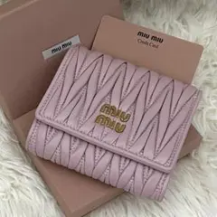 【極美品】miumiu マテラッセ 三つ折り財布 ピンク ロゴ ゴールド金具のサムネイル