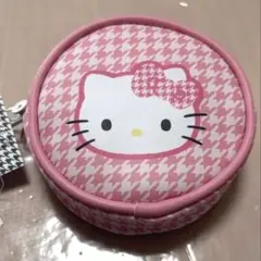 ハローキティ ピンクの千鳥柄ポーチ