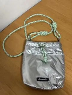 niko and…　オリジナル細コードショルダー巾着バッグ　シルバー　美品