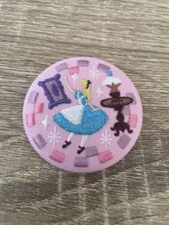 ディズニー　刺繍缶バッジ　ふしぎの国のアリス