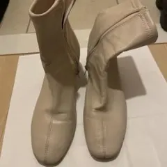 ベージュ ジッパー付きブーツ 中ヒール
