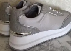 新品 スニーカー