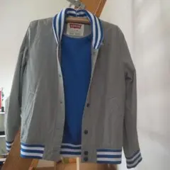 Levi'sのジャンパーです。春、秋にちょうどいいかと思います。少しの汚れあり。のサムネイル