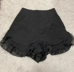 フリル付きブラックショートパンツのサムネイル