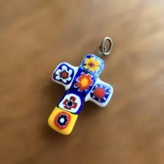 カラフルな花柄の十字架ネックレス