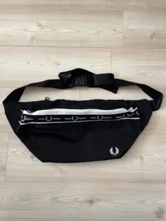 FRED PERRY(フレッドペリー)ボディバッグ　サコッシュ　ショルダーバッグ