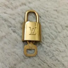 ま*る様 【極美品】　ルイヴィトン　正規品　カデナ　パドロック　南京錠　鏡面　キ